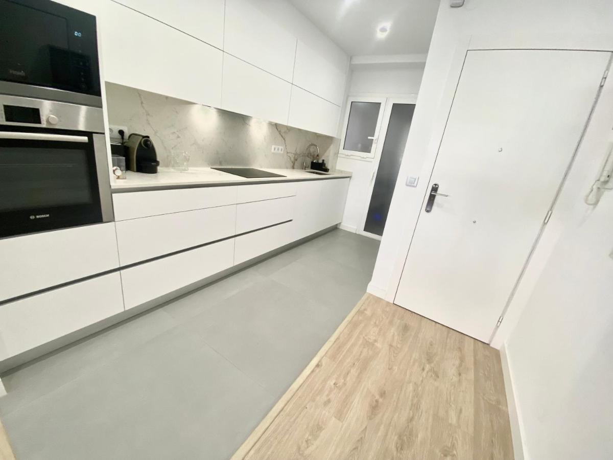 Barcelona Chic Apartments- Free Parking - 10 Min From Bcn City Centre By Metro Exterior photo