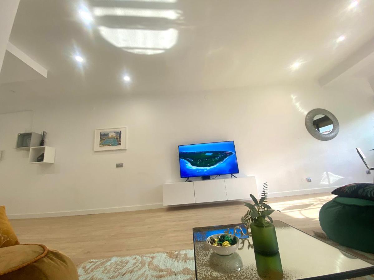 Barcelona Chic Apartments- Free Parking - 10 Min From Bcn City Centre By Metro Exterior photo